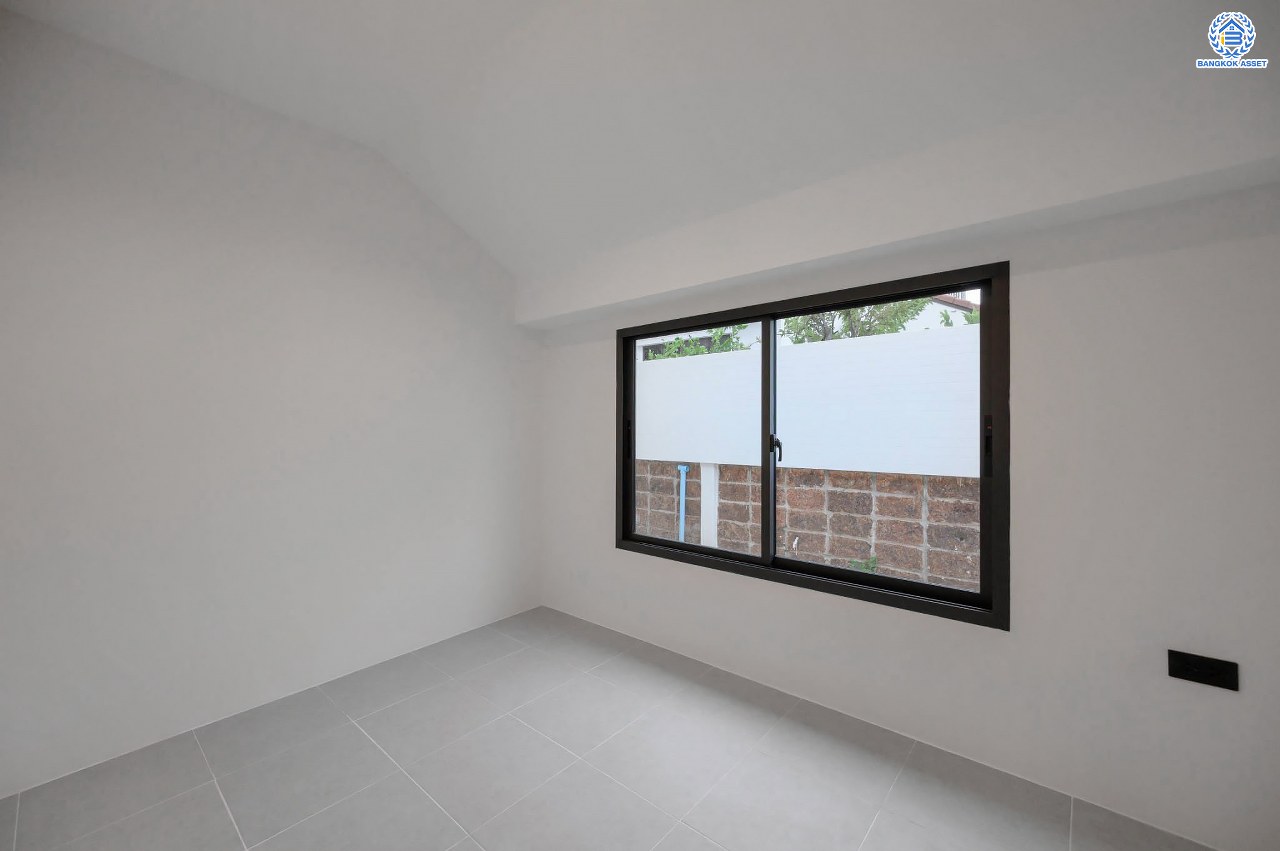 บ้านเดี่ยวฟิลคฤหาสน์มือสองตกแต่งใหม่ แบรนด์ LH ดีไซน์สุดหรูหรา โครงการ ลดาวัลย์ ปิ่นเกล้า เนื้อที่ 214 ตร.ว. บนพื้นที่ใช้สอยถึง 553.48 ตร.ม. ฟังก์ชันจัดเต็ม 4 ห้องนอน 5 ห้องน้ำ 1 ห้องอเนกประสงค์ 1 ห้องแม่บ้าน จอดรถได้ถึง 2 คัน ทำเลติดถนนบรมราชชนนี เชื่อมต่อหลายเส้นทาง ใกล้มหาวิทยาลัยมหิดล และเซ็นทรัลศาลายา